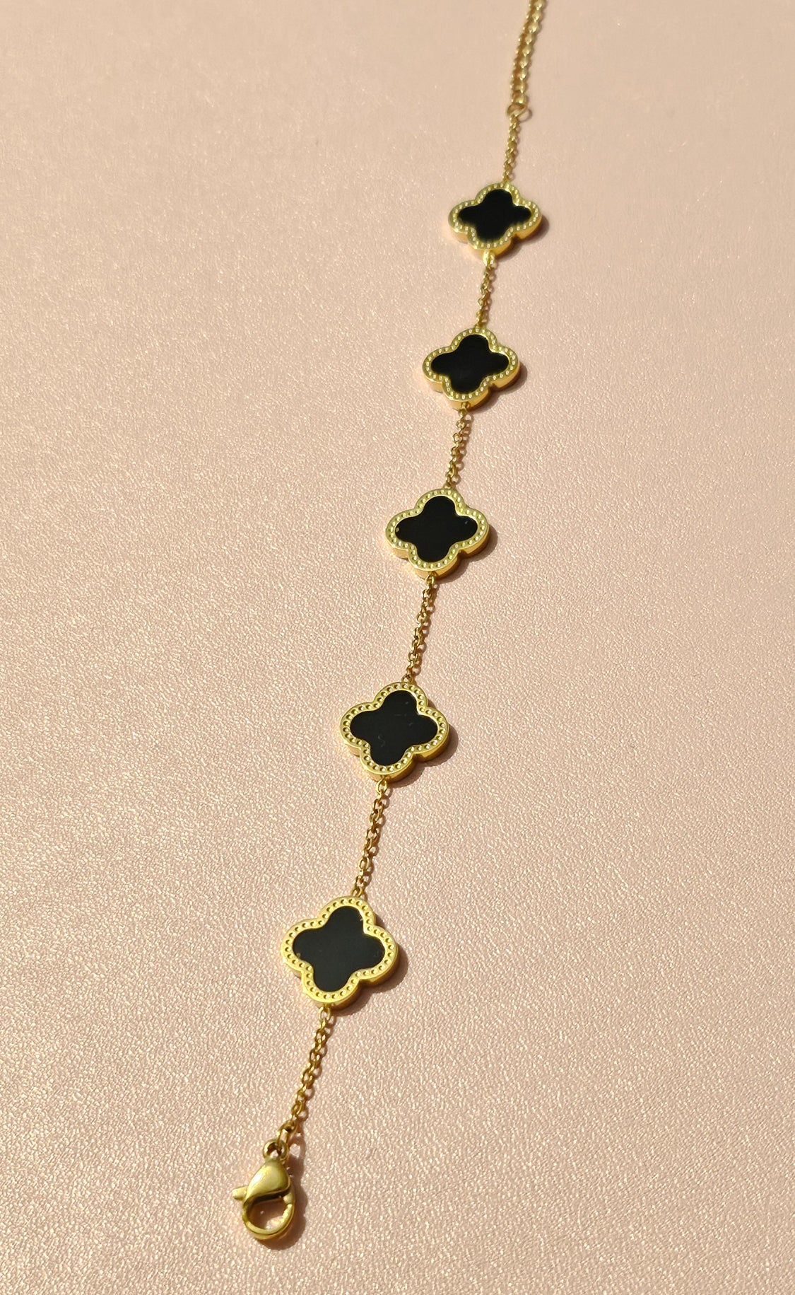 Shali - 18K Gold Plated Clover Bracelet With Black Agate Glass Detail