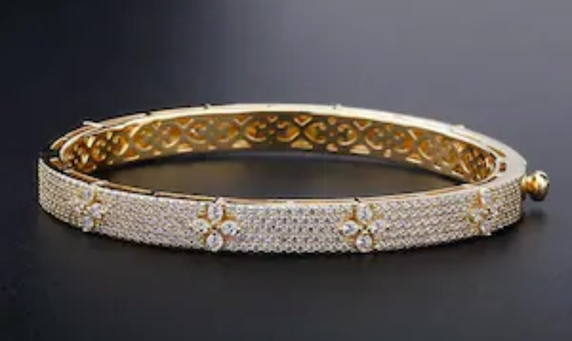 Ush - 18k Gold Plated Swarovski Crystal Clover Bangle