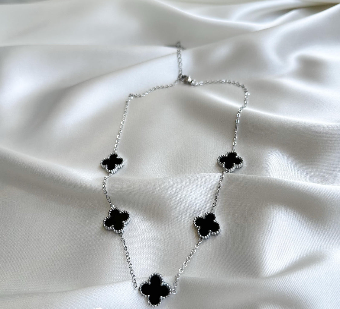 Ferhet - 18K White Gold Plated Clover Necklace With Black Onyx Detail