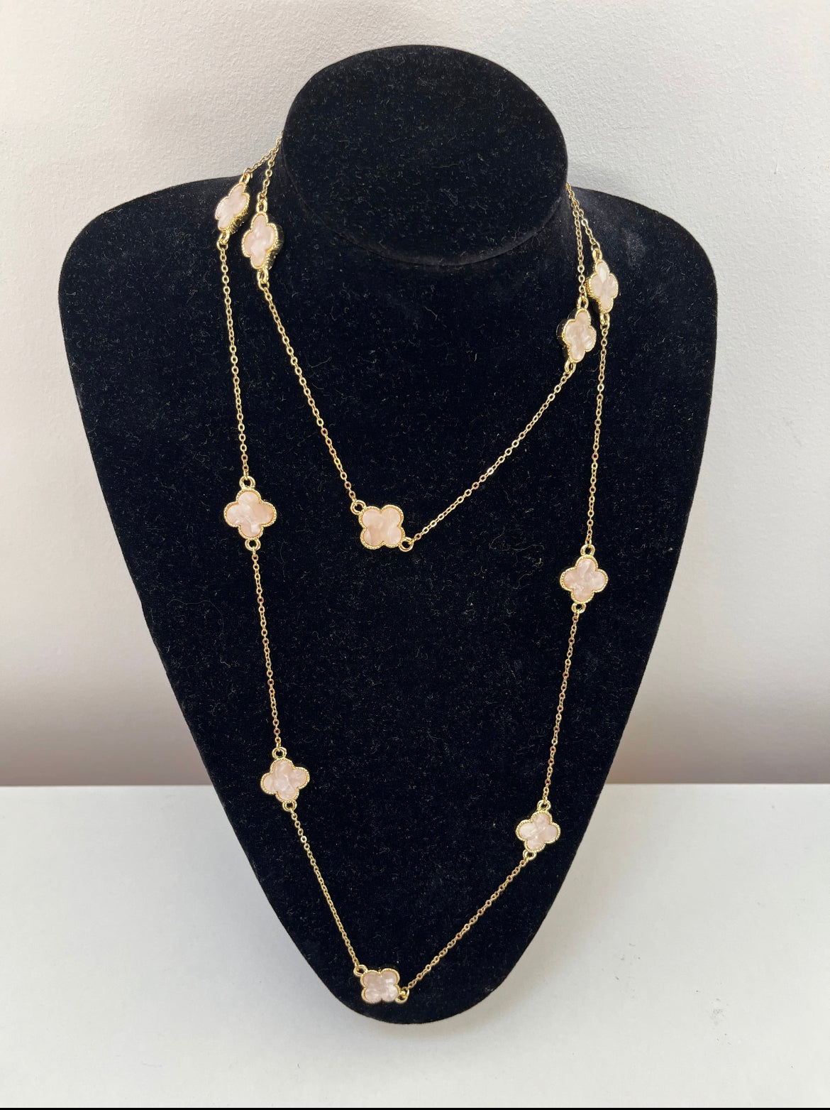 Ferhet - 18K Gold Plated Clover Necklace With Mother of Pearl Detail