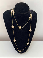 Load image into Gallery viewer, Ferhet - 18K Gold Plated Clover Necklace With Mother of Pearl Detail
